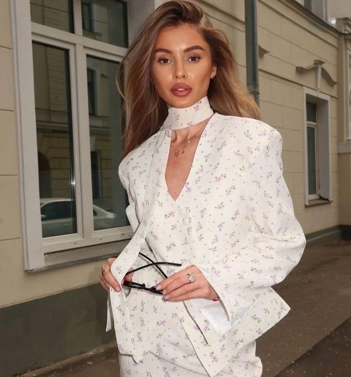 девушка,блузка для женщин,блуза с баской с объемными рукавами emberens 197800298,блуза нарядная с объемными рукавами emberens цвет белый,блуза нарядная с объемными рукавами emberens 241992081