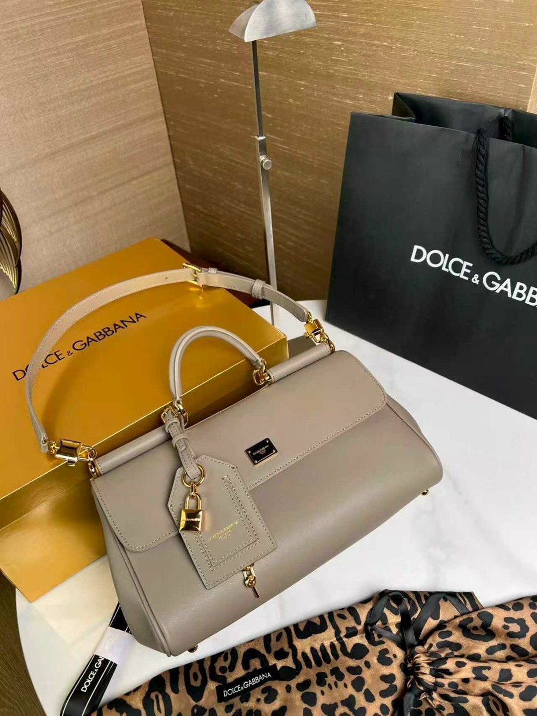 dolce&gabbana бежевая кожаная сумка с короткими ручками,сумка dolce & gabbana,большая сумка-тоут sicily dolce & gabbana серый,сумка dolce & gabbana sicily,сумка dolce & gabbana sicily серый