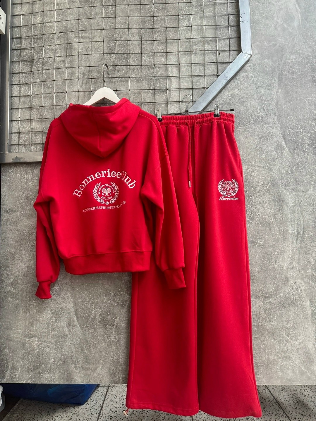 спортивные костюмы женские,женский красный костюм miu miu,спортивные костюмы на флисе,cпортивный костюм женский на флисе,женский костюм