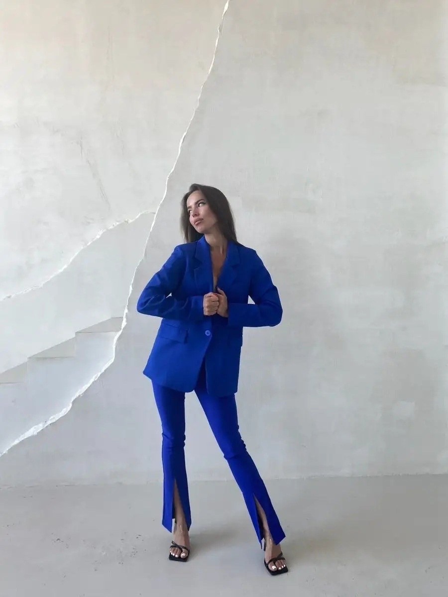 женский брючный костюм ультрамарин,брючный костюм,синий брючный костюм,костюм брючный женский,брючный костюм василькового цвета