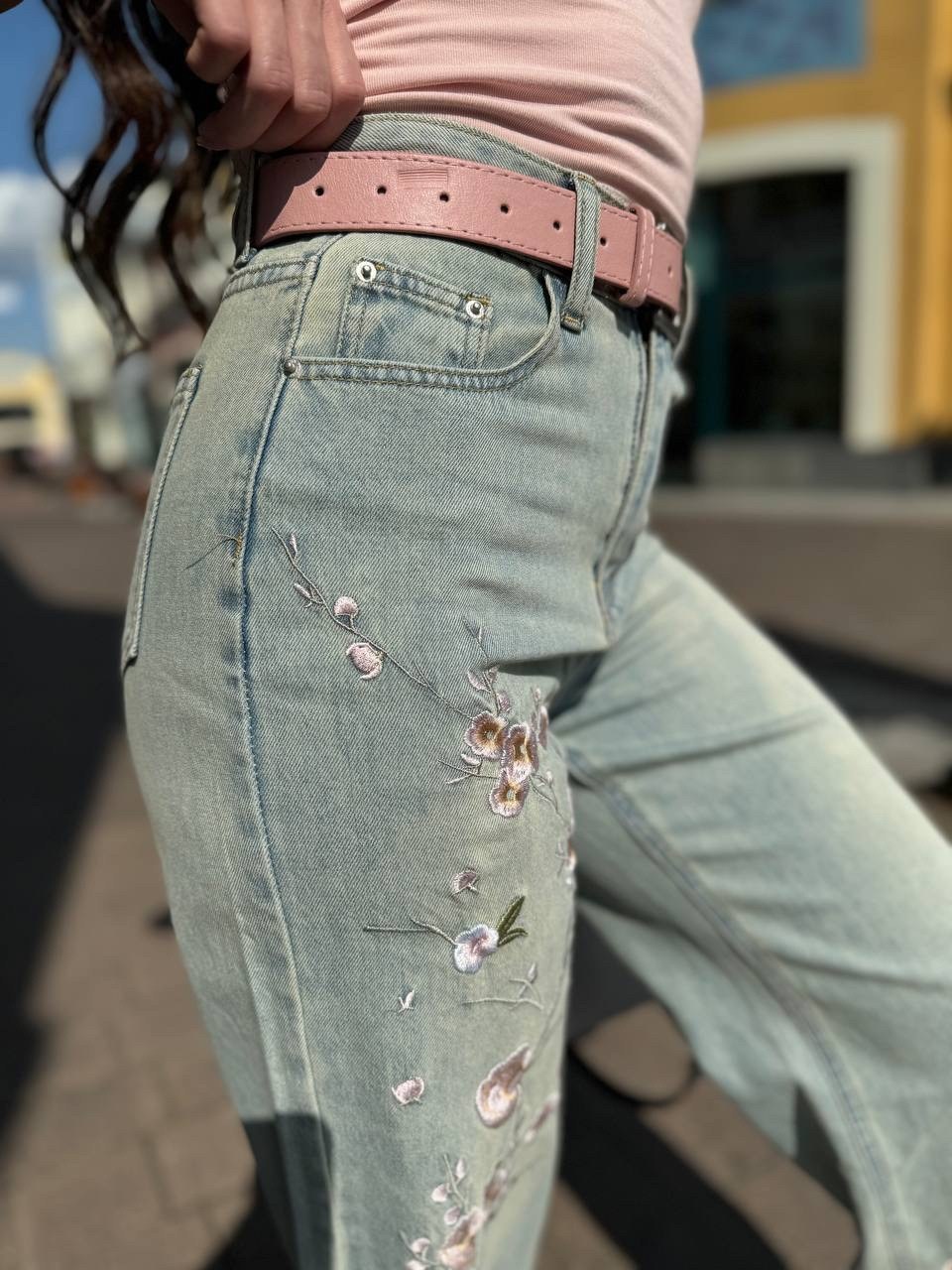 джинсы с вышивкой,женские джинсы с вышивкой,женские джинсы с вышивкой в европейском стиле,blumarine floral-embroidered straight-leg jeans,джинсы с цветочной вышивкой для женщин