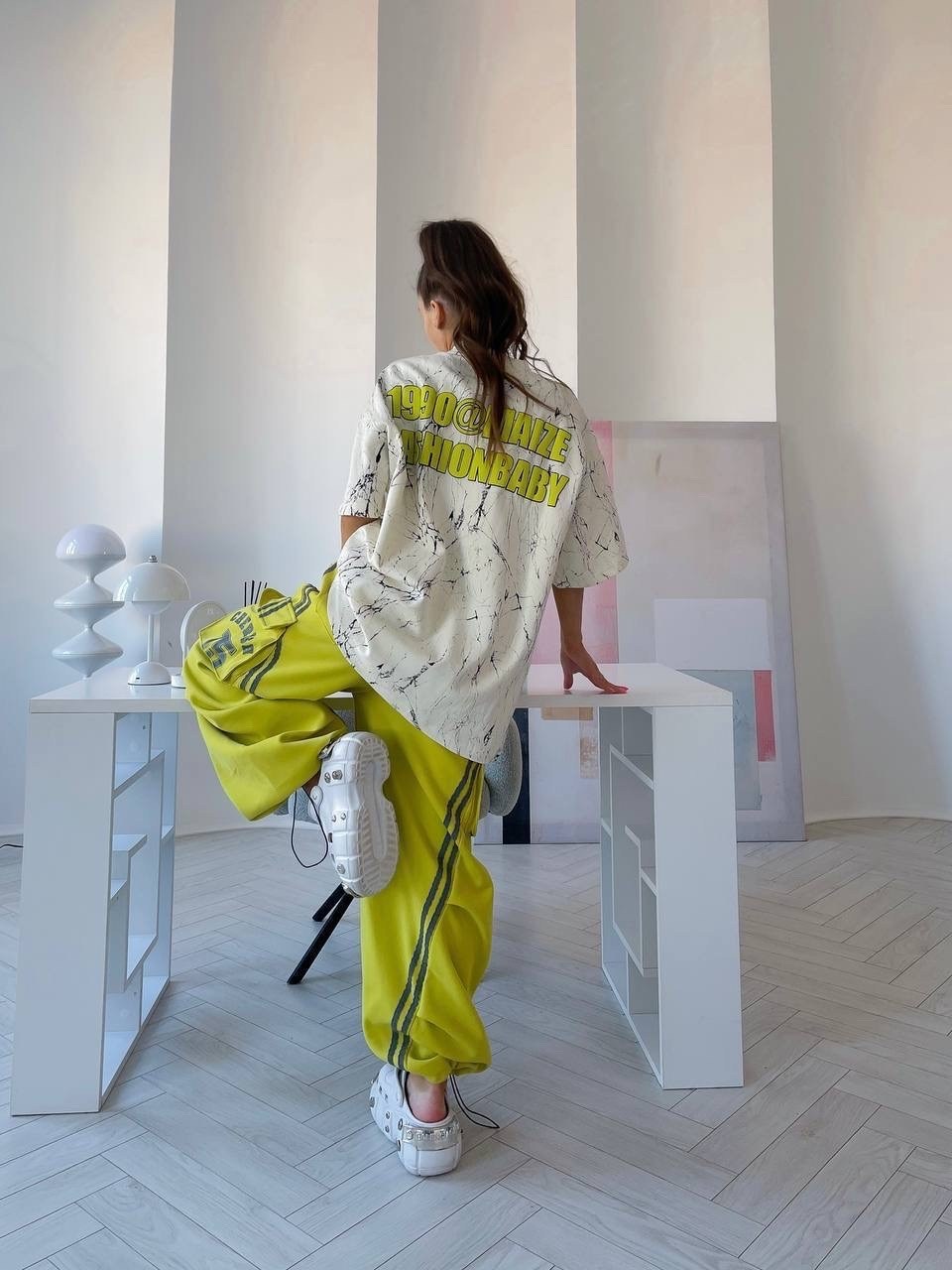 стильные костюмы,футболка женская оверсайз,футболки оверсайз с принтами,женская футболка,спортивные костюм