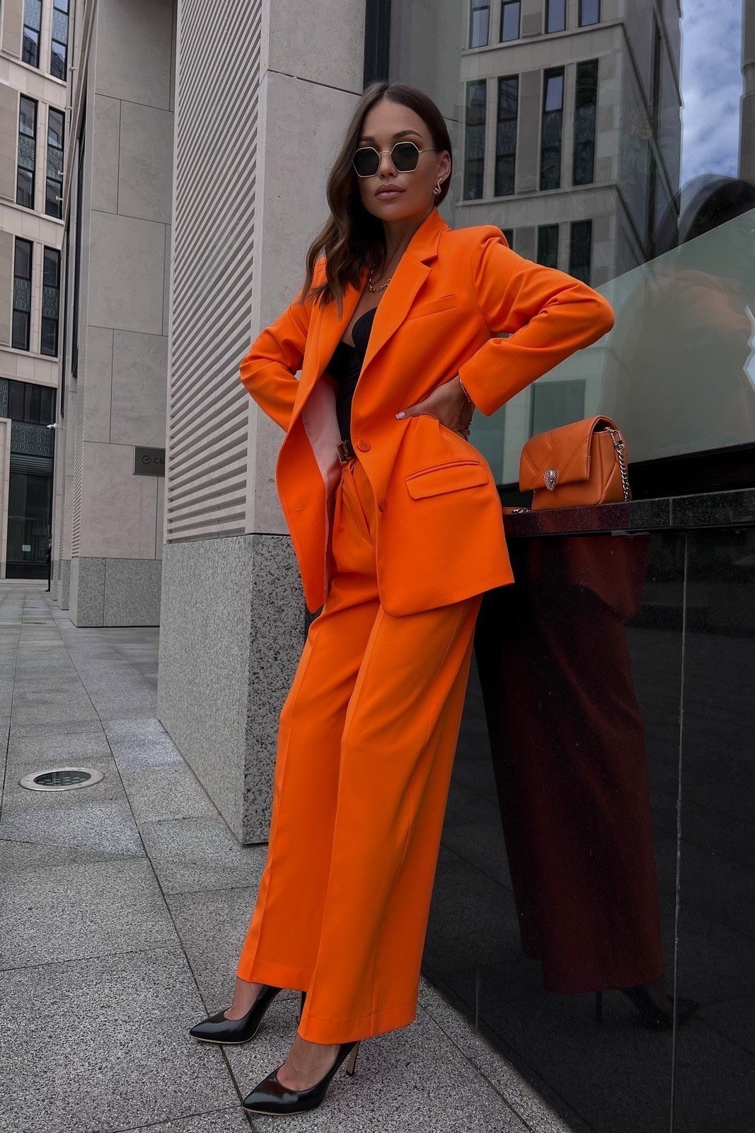 белый брючный костюм с топом,брючный костюм continental fashion 0211-09 белый,белый костюм брючный,костюм брючный с топом,костюм брючный женский с топом