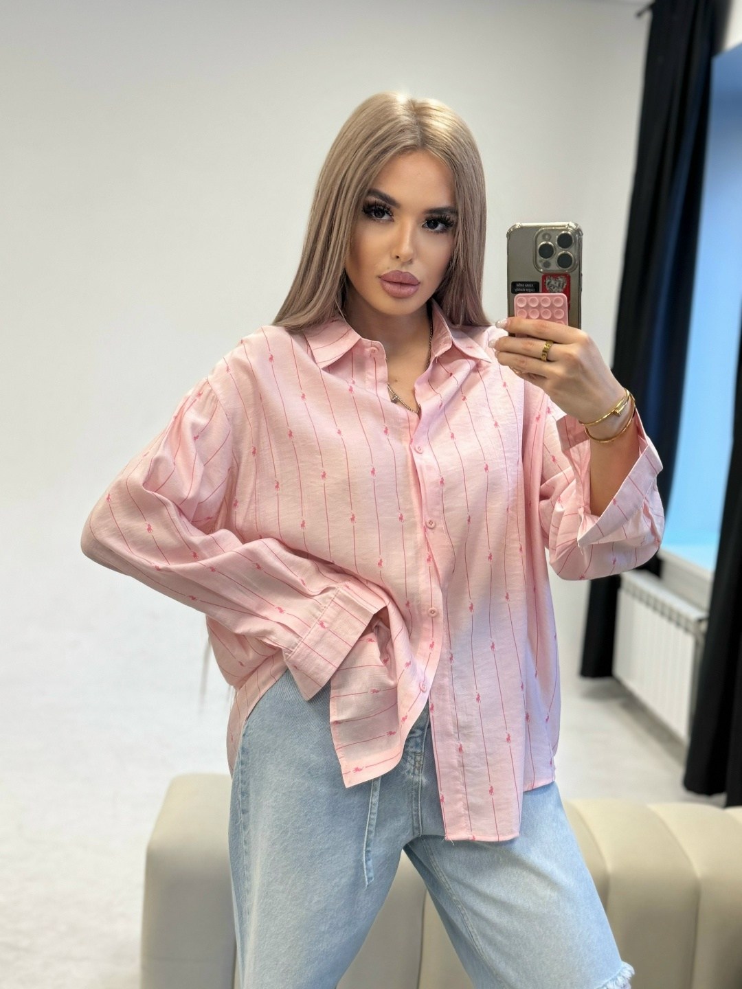 хлопковая рубашка в полоску оверсайз cosmo brand,стильная рубашка оверсайз,рубашка оверсайз в полоску со стразами shilliano цвет розовый,рубашка женская,женская рубашка оверсайз в полоску