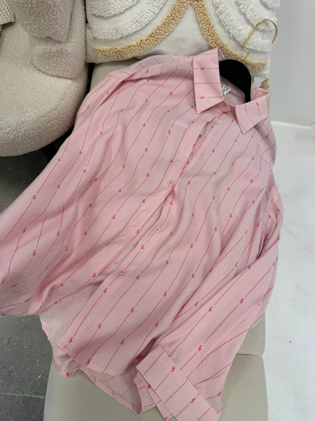 хлопковая рубашка в полоску оверсайз cosmo brand,стильная рубашка оверсайз,рубашка оверсайз в полоску со стразами shilliano цвет розовый,рубашка женская,женская рубашка оверсайз в полоску