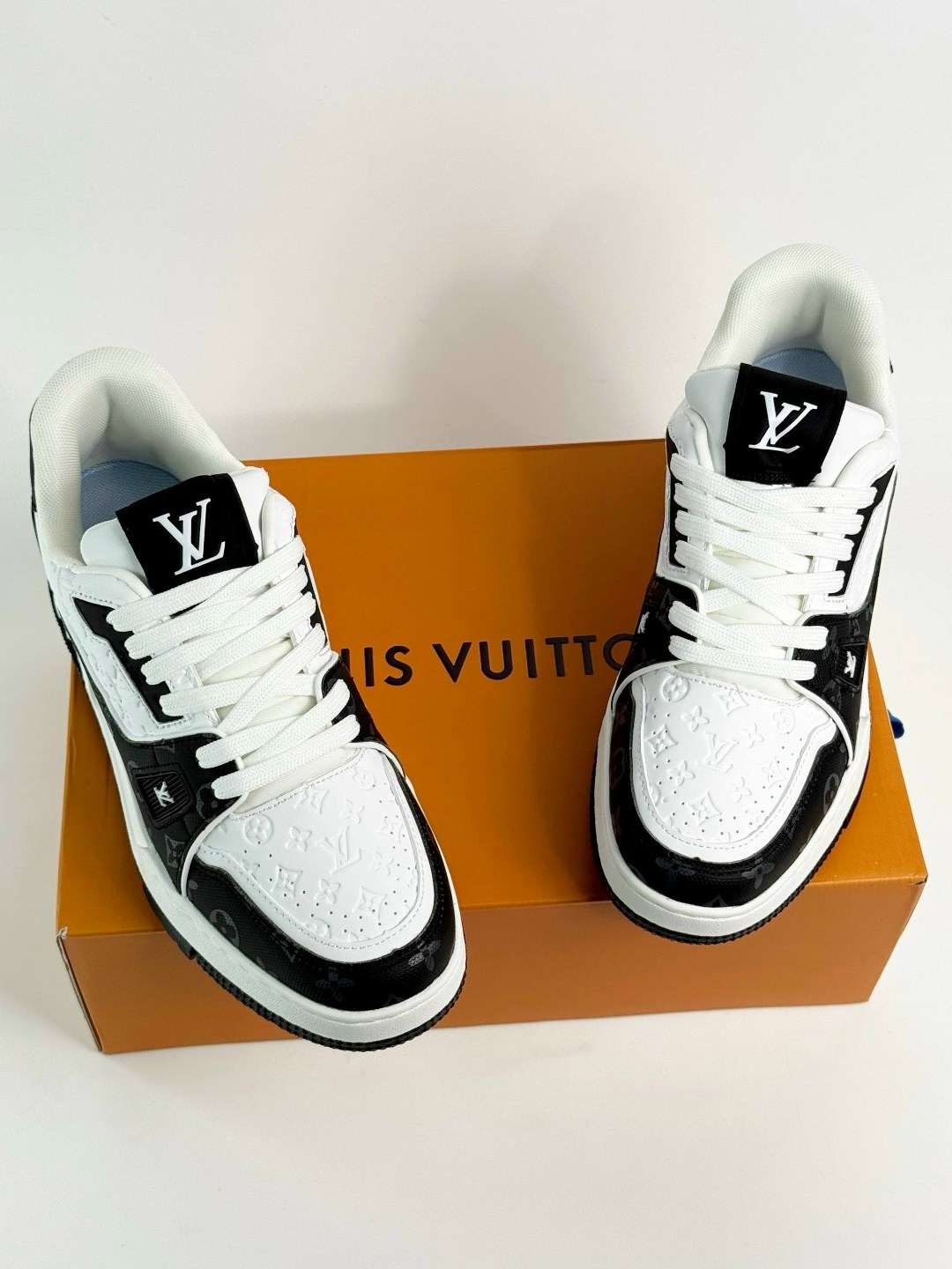 мужские кроссовки louis vuitton белый черный,кроссовки louis vuitton trainer,кроссовки louis vuitton,мужские кожаные кроссовки louis vuitton trainer белые с черным,кроссовки луи виттон суприм мужские