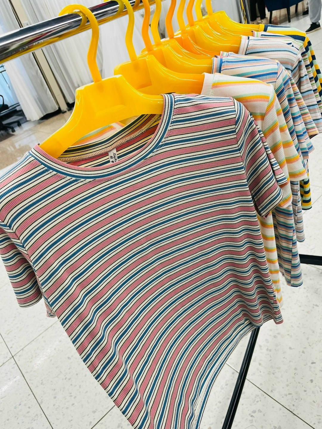 футболка в полоску,летние футболки,женская полосатая футболка,радужная футболка в полоску,радужно полосатая футболка