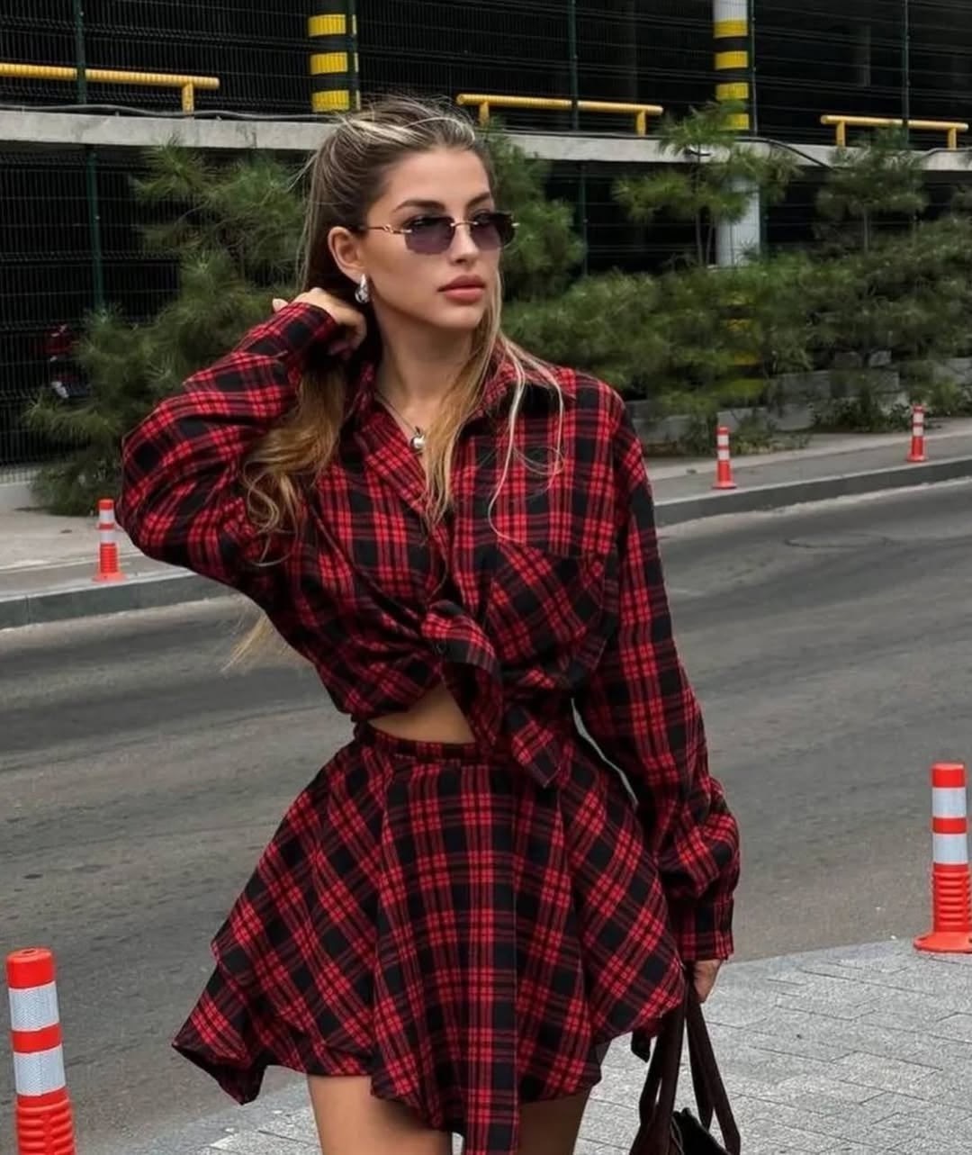 костюм с короткой юбкой и рубашкой в клетку,костюм в клетку,костюм с юбкой и рубашкой,рубашка с юбкой в клетку,костюм в клетку рубашка оверсайз и юбка