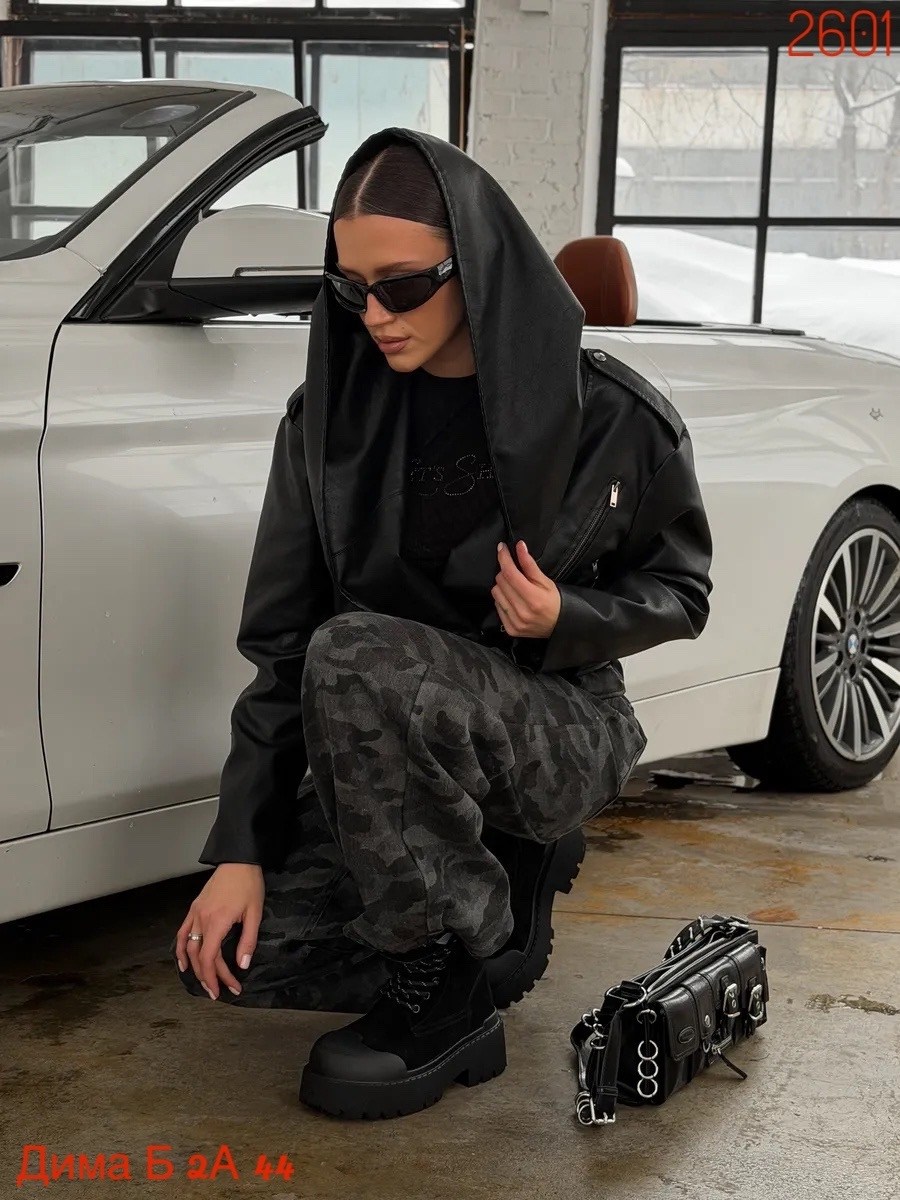 куртка кожаная с капюшоном,байкерская куртка из экокожи с подчеркнутыми плечами,куртка из экокожи с капюшоном,куртка из экокожи,куртка из искусственной кожи с капюшоном