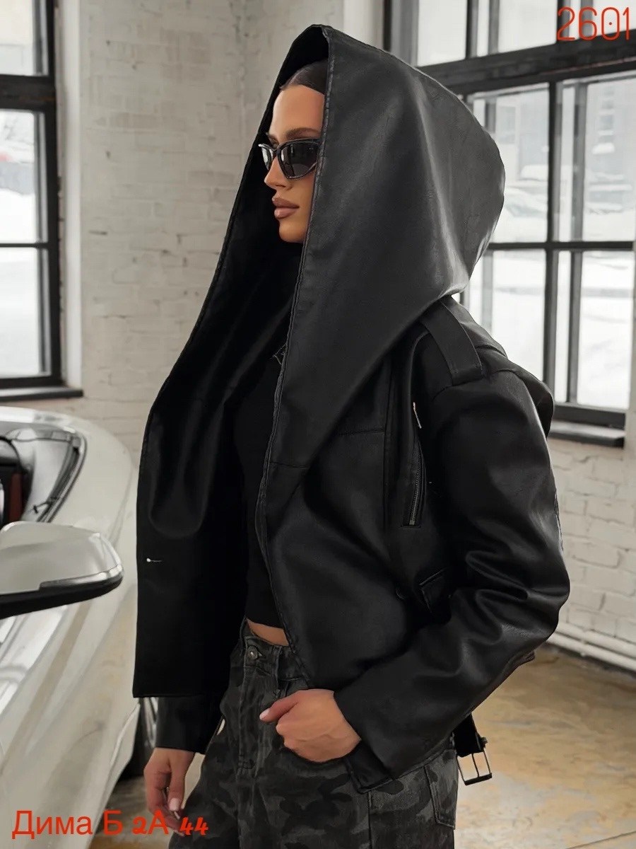 куртка кожаная с капюшоном,байкерская куртка из экокожи с подчеркнутыми плечами,куртка из экокожи с капюшоном,куртка из экокожи,куртка из искусственной кожи с капюшоном