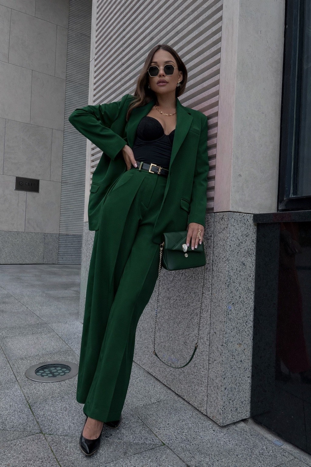 белый брючный костюм с топом,брючный костюм continental fashion 0211-09 белый,белый костюм брючный,костюм брючный с топом,костюм брючный женский с топом