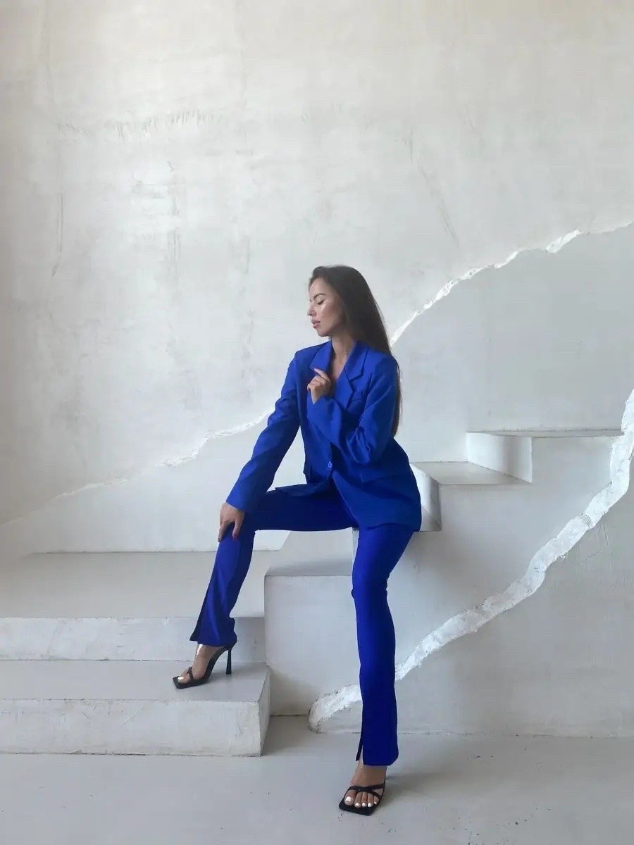 женский брючный костюм ультрамарин,брючный костюм,синий брючный костюм,костюм брючный женский,брючный костюм василькового цвета