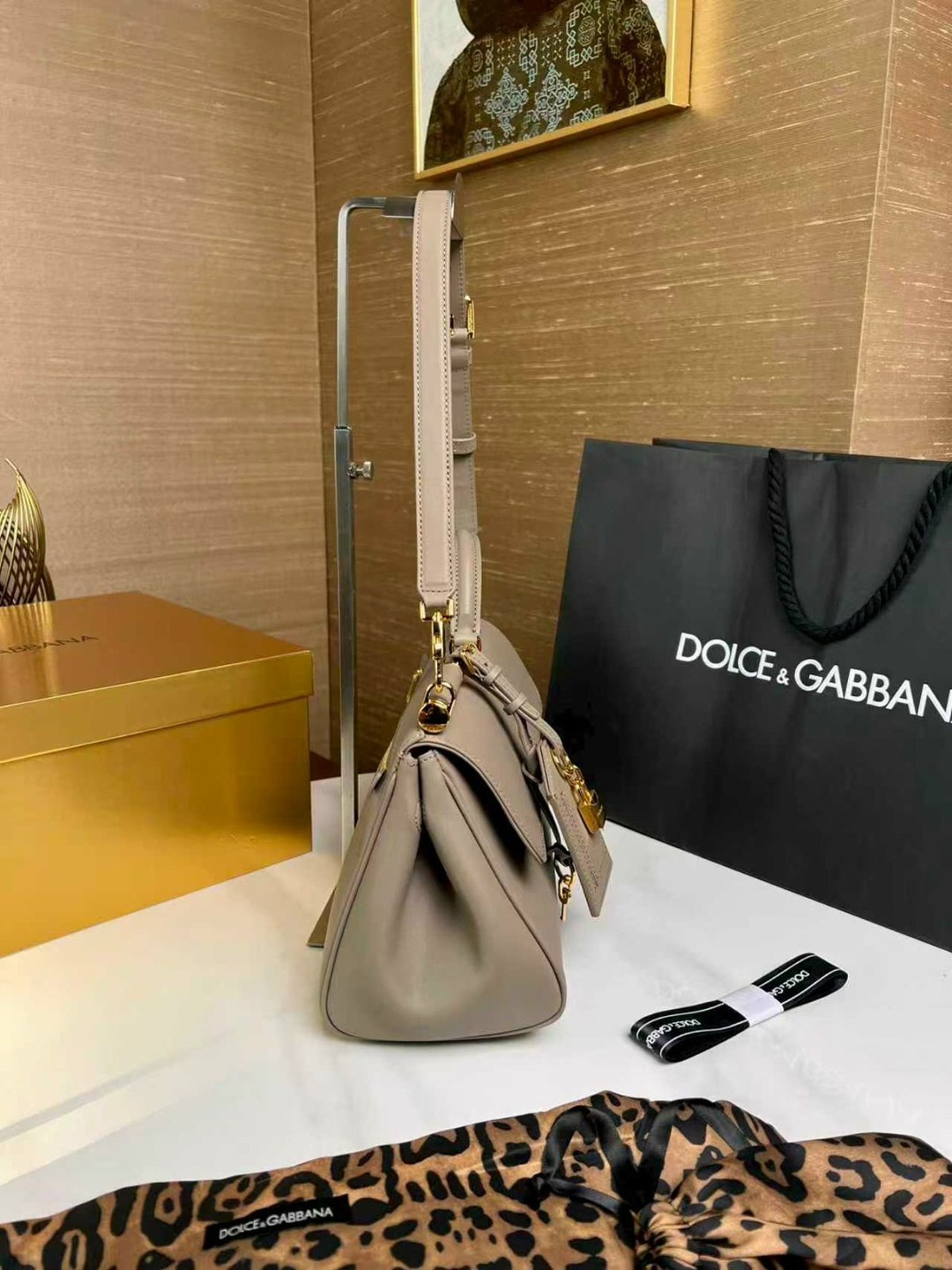 dolce&gabbana бежевая кожаная сумка с короткими ручками,сумка dolce & gabbana,большая сумка-тоут sicily dolce & gabbana серый,сумка dolce & gabbana sicily,сумка dolce & gabbana sicily серый