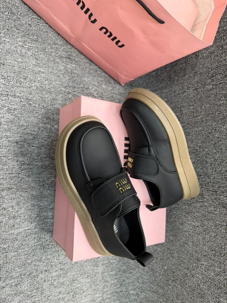 замшевые лоферы miu miu на высокий подошве и фирменной фурнитурой,лоферы miu miu на высокий подошве,, женская,лоферы замш