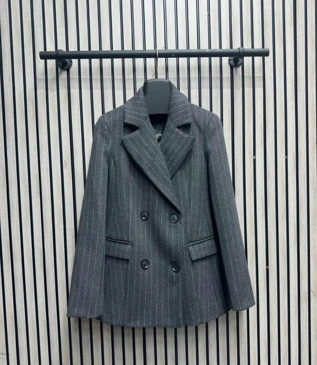 жакет удлинённый оверсайз серый в полоску,жакет,жакет из серой костюмной ткани с лацканами и карманами,серый пиджак,пиджак женский серый