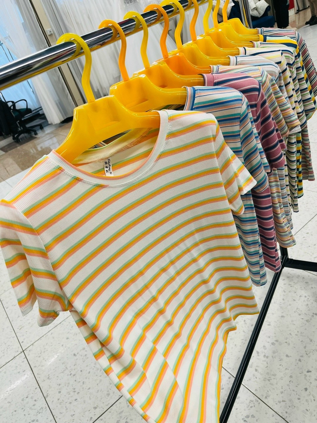 футболка в полоску,летние футболки,женская полосатая футболка,радужная футболка в полоску,радужно полосатая футболка