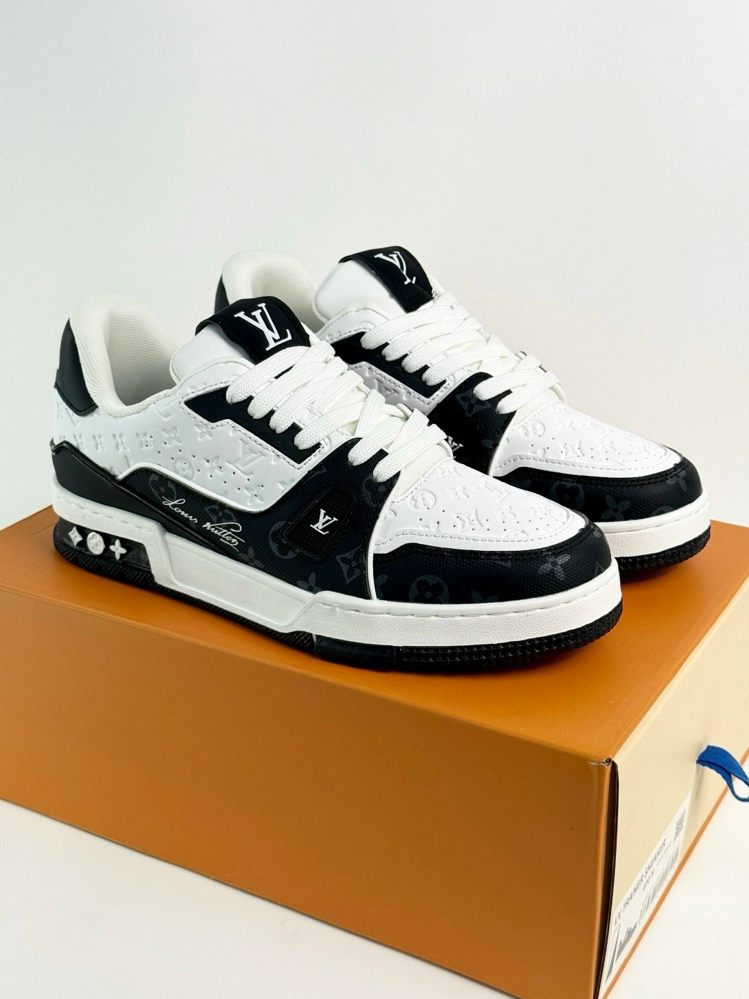 мужские кроссовки louis vuitton белый черный,кроссовки louis vuitton trainer,кроссовки louis vuitton,мужские кожаные кроссовки louis vuitton trainer белые с черным,кроссовки луи виттон суприм мужские