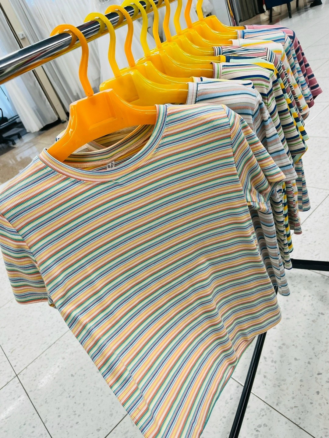 футболка в полоску,летние футболки,женская полосатая футболка,радужная футболка в полоску,радужно полосатая футболка