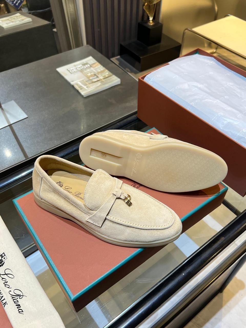 лоферы loro piana женские,лоферы loro piana,мокасины лоро пиано женские,женские лоферы loro piana new collection замшевые светло-бежевые,