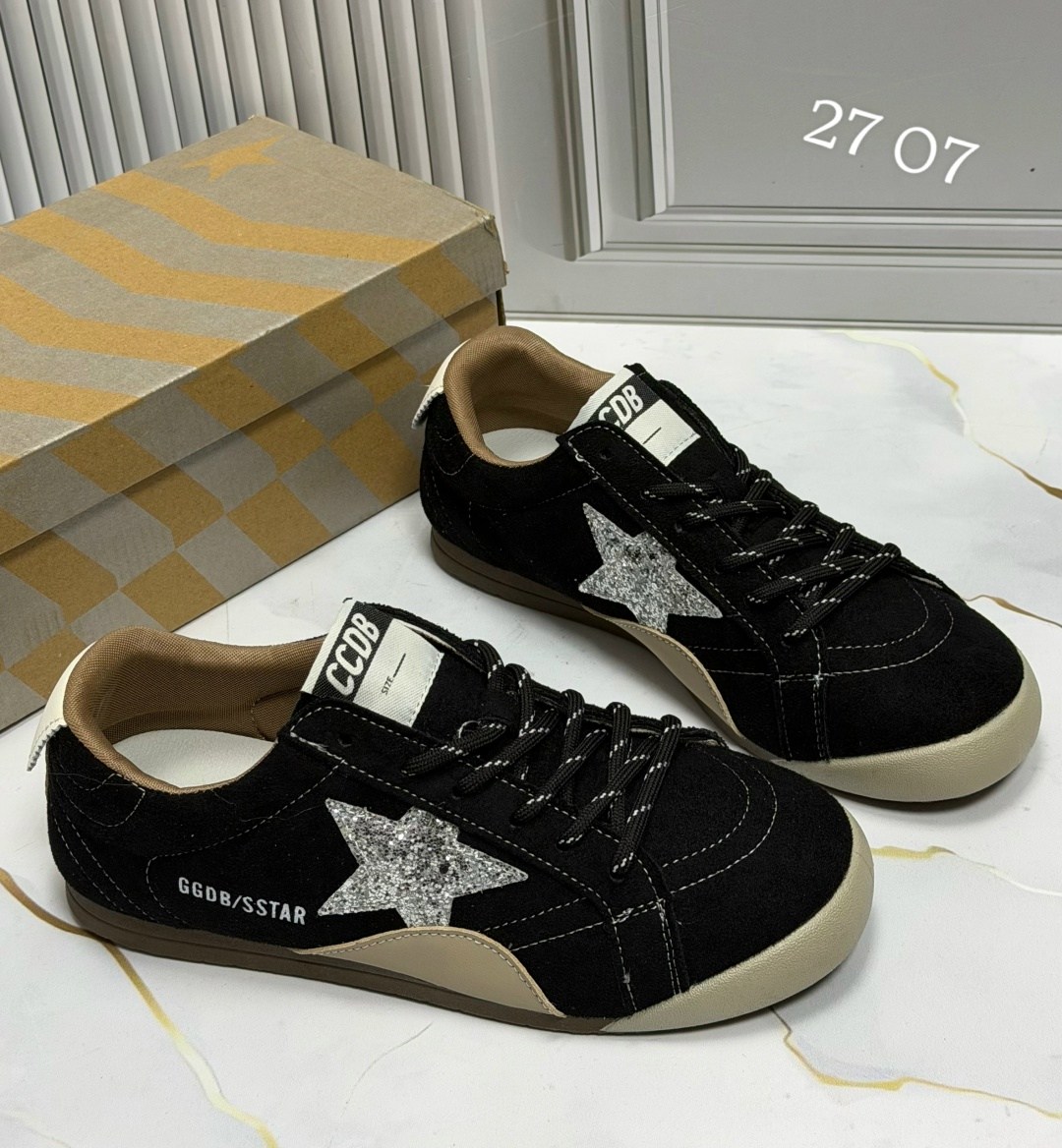 кеды super-star с блестками golden goose черный,замшевые низкие кеды ballstar с аппликацией в виде звезд golden goose черный,кеды golden goose,,golden goose кеды hi star на платформе черный