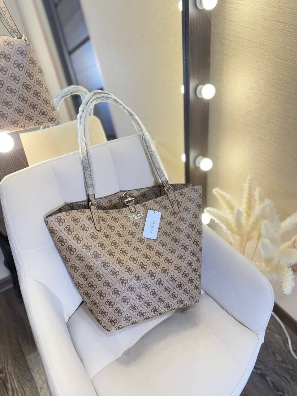 сумка шоппер guess,женская сумка guess,сумка guess,сумка шоппер meridian girlfriend guess,сумка с ручками guess meridian girlfriend satchel hwsg8778060 темно-бежевый