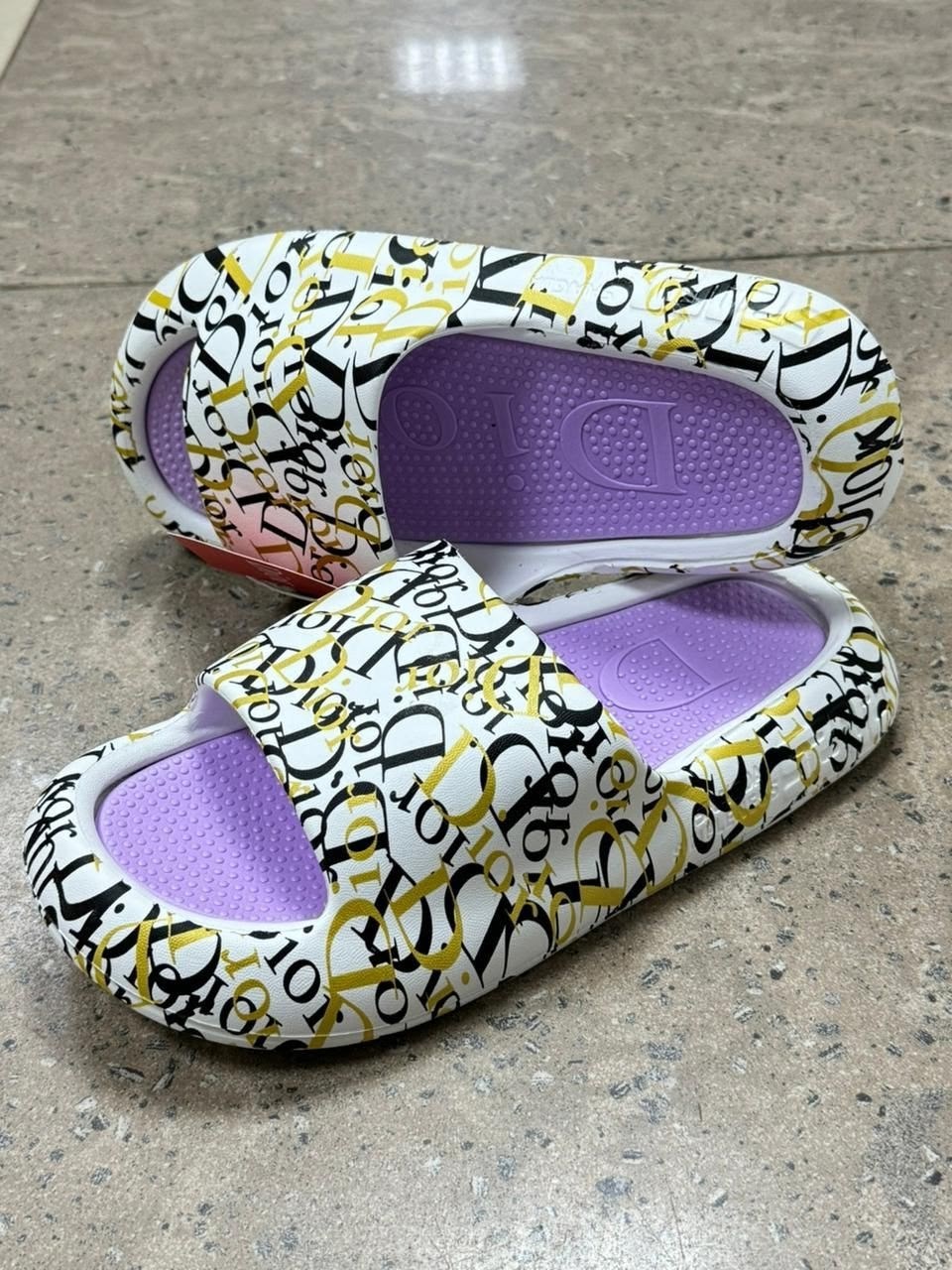 ,шлепанцы женские,тапочки модные,летние тапочки,модные шлепанцы