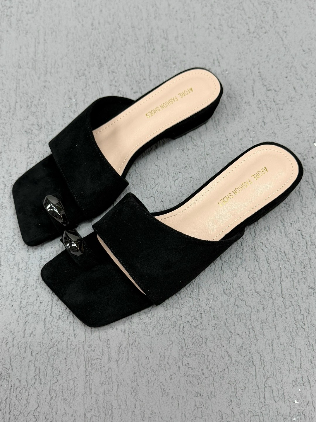 женские шлепанцы,,модные шлепанцы,шлепки женские,шлепанцы на плоской подошве