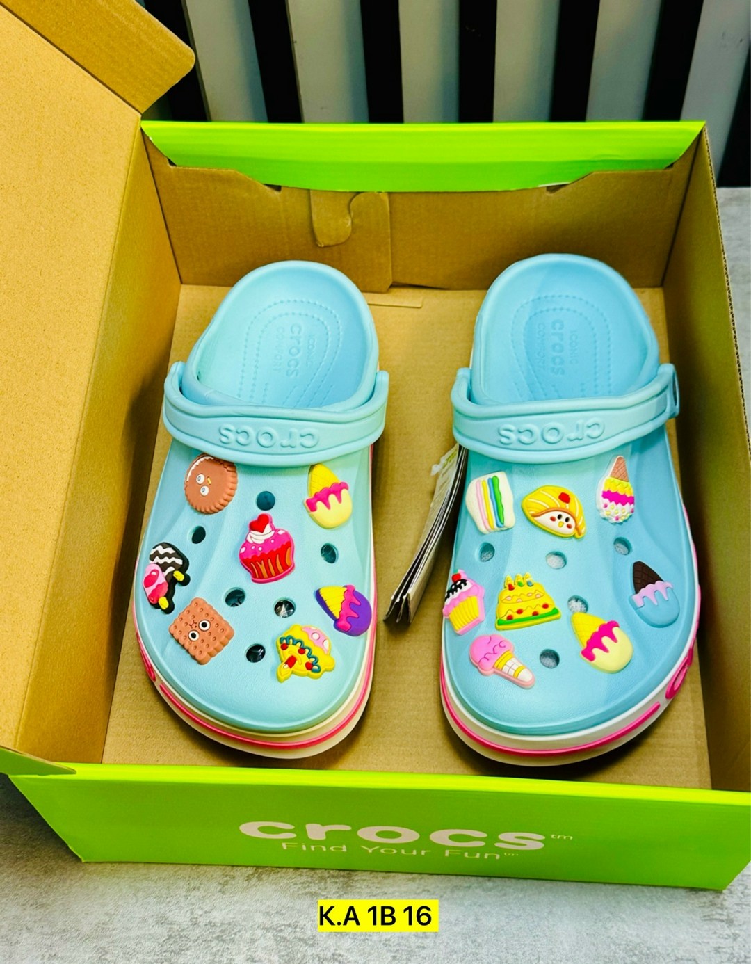 шлепанцы крокс,кроксы ,кроксы детские с джибитсами,crocs jibbitz charms,кроксы женские