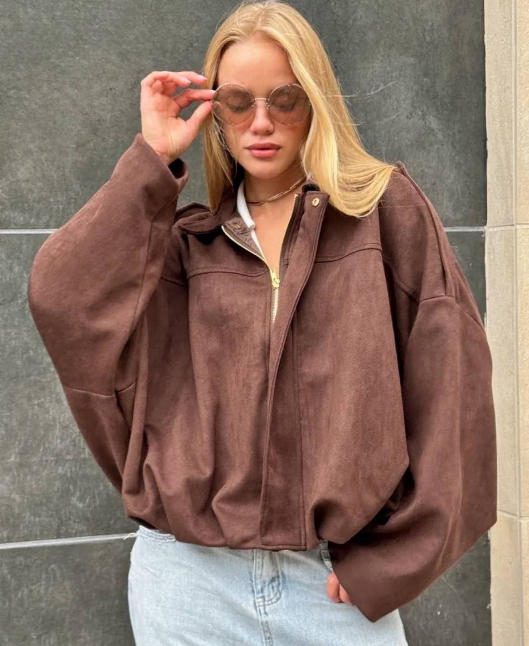 замшевая куртка,девушка,куртка бомбер,куртка оверсайз,куртка женская