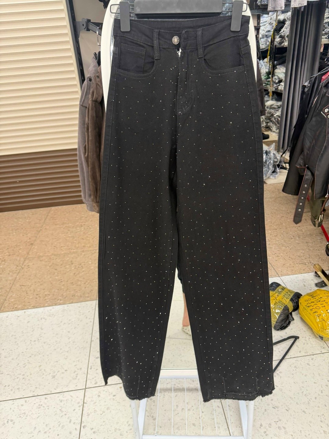 джинсы со стразами,женские джинсы со стразами,американские черные джинсы со стразами,джинсы mango со стразами,джинсы со стразами и блестками