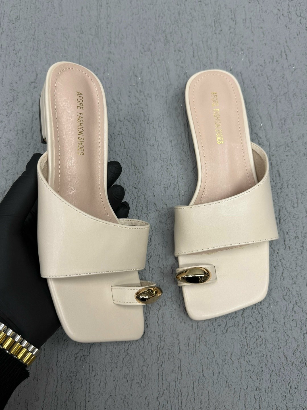 женские шлепанцы,,модные шлепанцы,шлепки женские,шлепанцы на плоской подошве