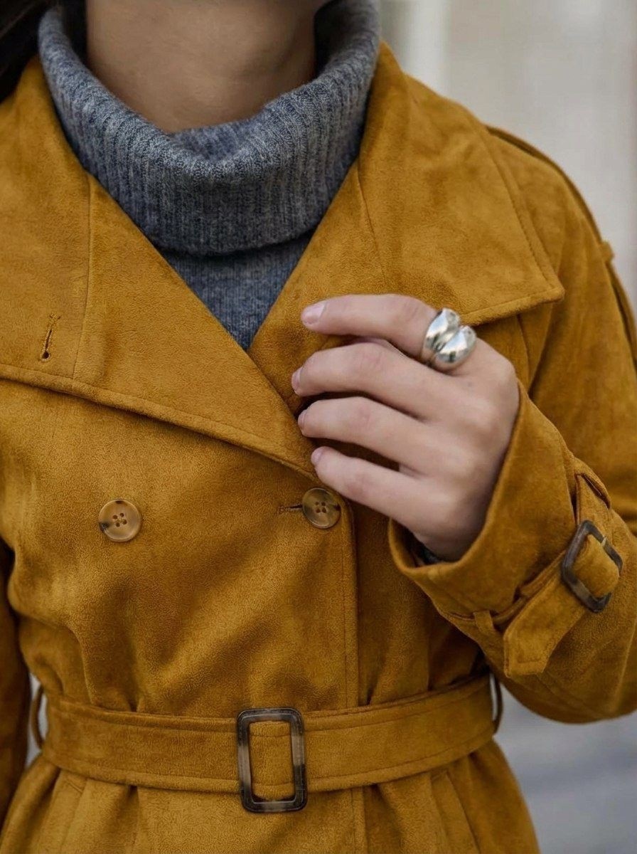 куртка замшевая,тренч замшевый оверсайз короткий caffe latte,куртка стильная,классическая коричневая замшевая женская куртка с поясом,куртка-тренч укороченная замшевая