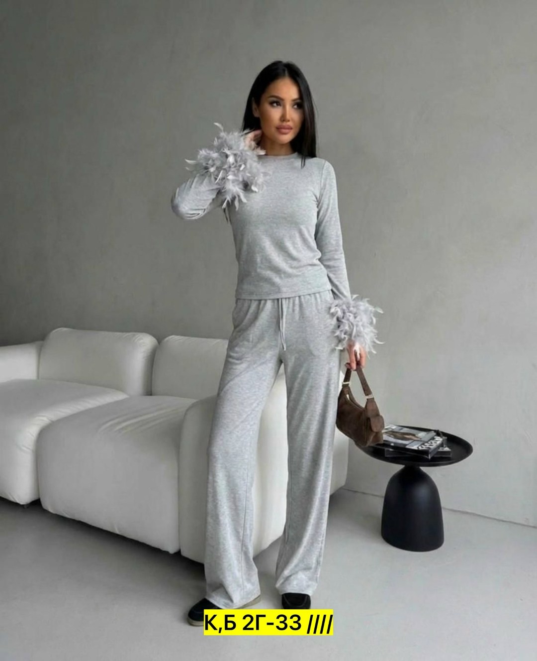 костюм женский,трикотажные костюмы,женские брючные костюмы,костюм с перьями,серый костюм женский