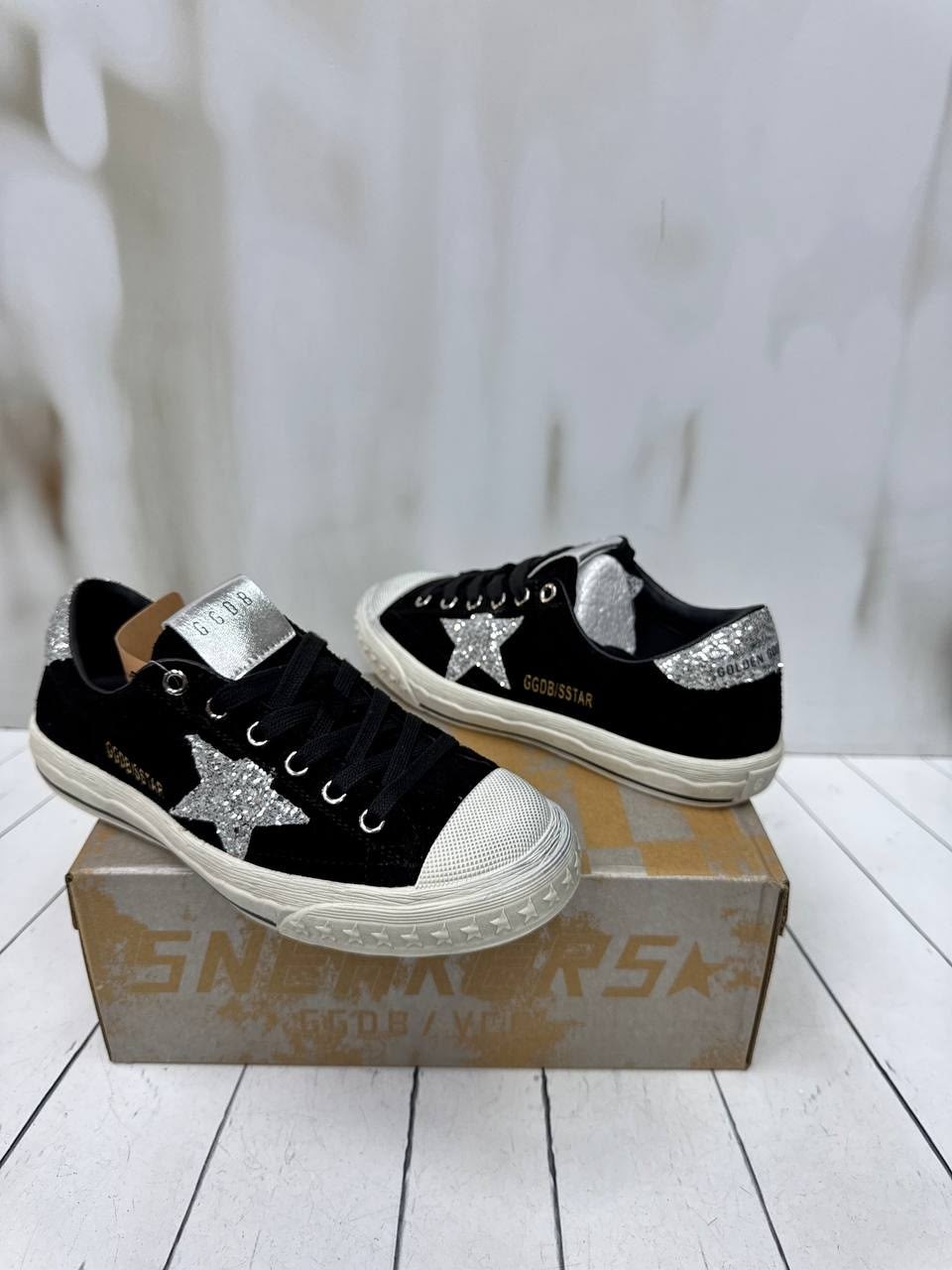 кеды super-star с блестками golden goose черный,кеды golden goose,кеды hi star с блестками golden goose черный,,замшевые низкие кеды ballstar с аппликацией в виде звезд golden goose черный
