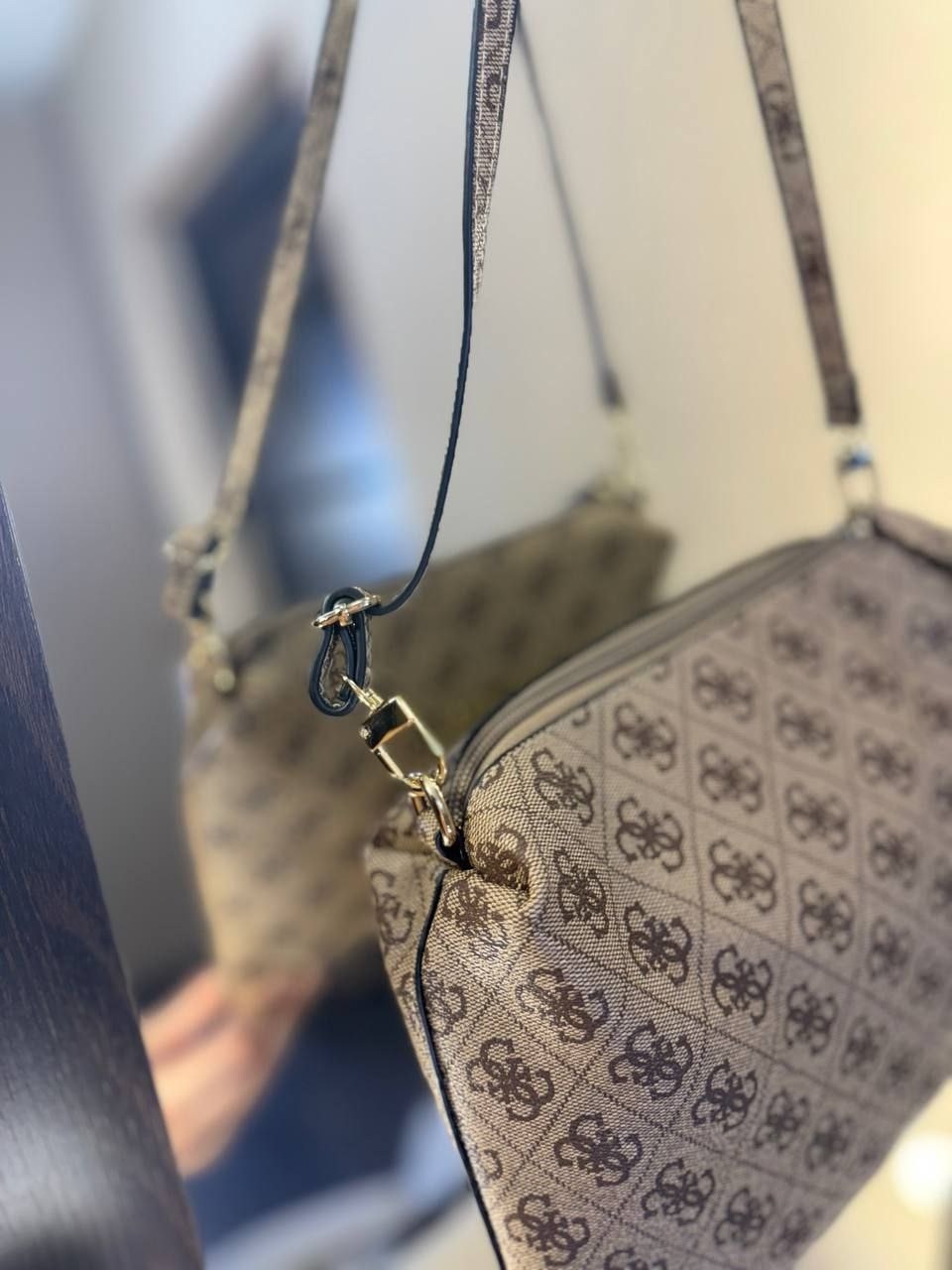 сумка шоппер guess,женская сумка guess,сумка guess,сумка шоппер meridian girlfriend guess,сумка с ручками guess meridian girlfriend satchel hwsg8778060 темно-бежевый