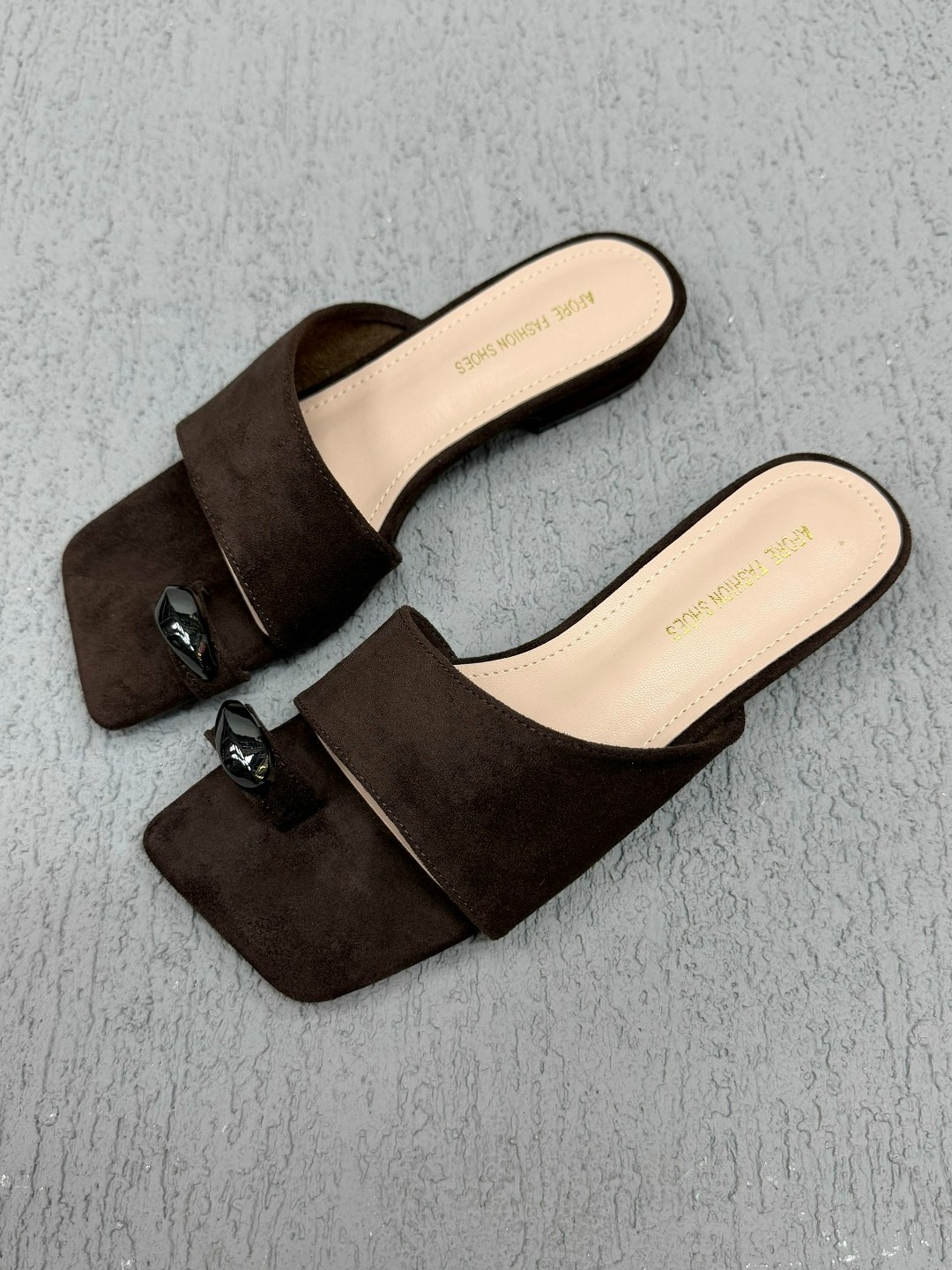 женские шлепанцы,,модные шлепанцы,шлепки женские,шлепанцы на плоской подошве