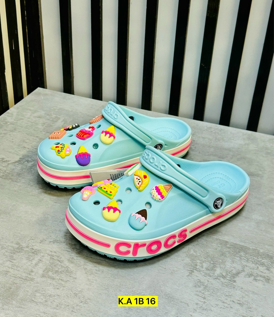 шлепанцы крокс,кроксы ,кроксы детские с джибитсами,crocs jibbitz charms,кроксы женские
