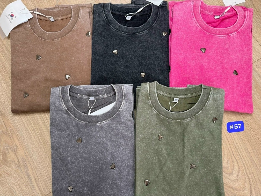 свитшот женская,футболка женская с эффектом варёнки в стиле оверсайз с маленькими сердечками,женская кофта,свитшот со стразами,футболка с эффектом варёнки в стиле оверсайз