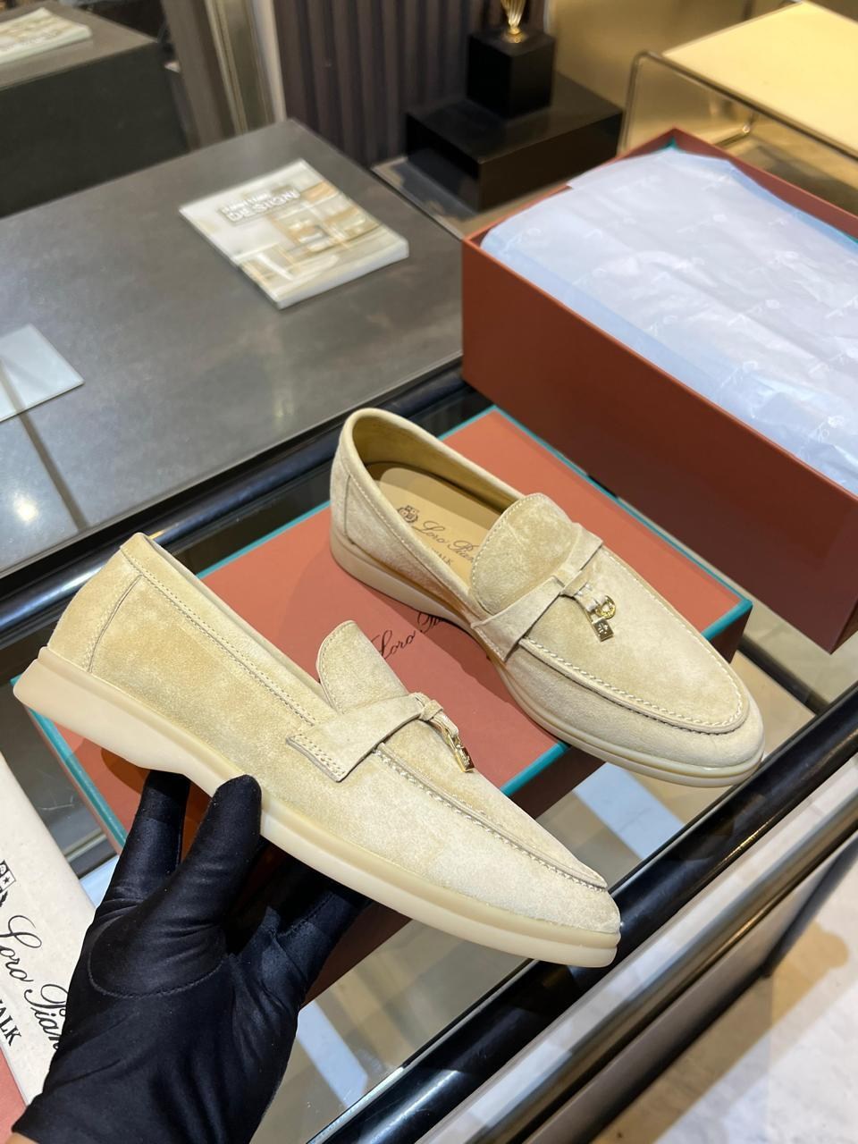 лоферы loro piana женские,лоферы loro piana,мокасины лоро пиано женские,женские лоферы loro piana new collection замшевые светло-бежевые,