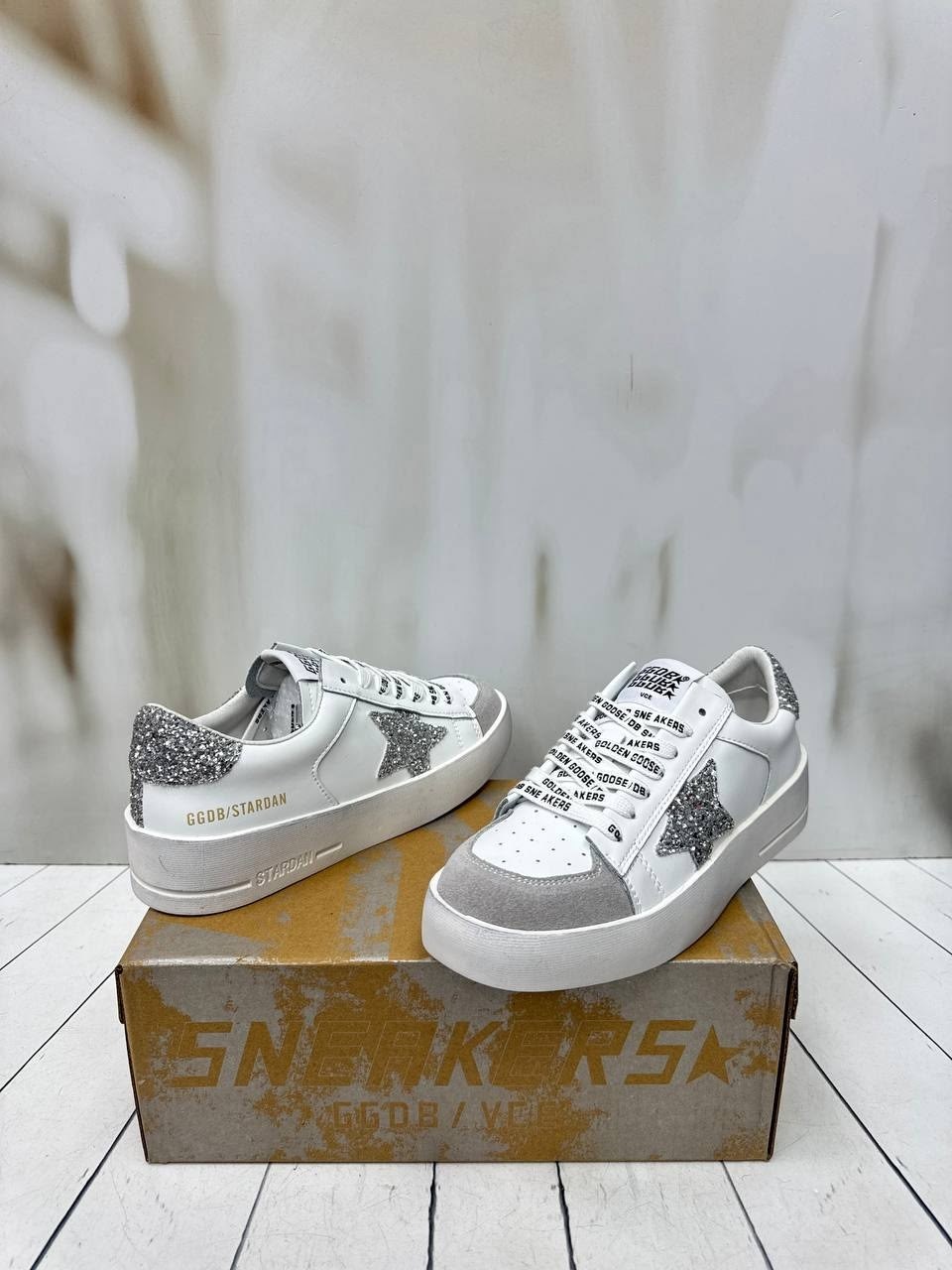 ,кеды женские golden goose,golden goose кеды hi star с блестками белый,кеды golden goose,женские кожаные кроссовки golden goose super-star premium - white / silver