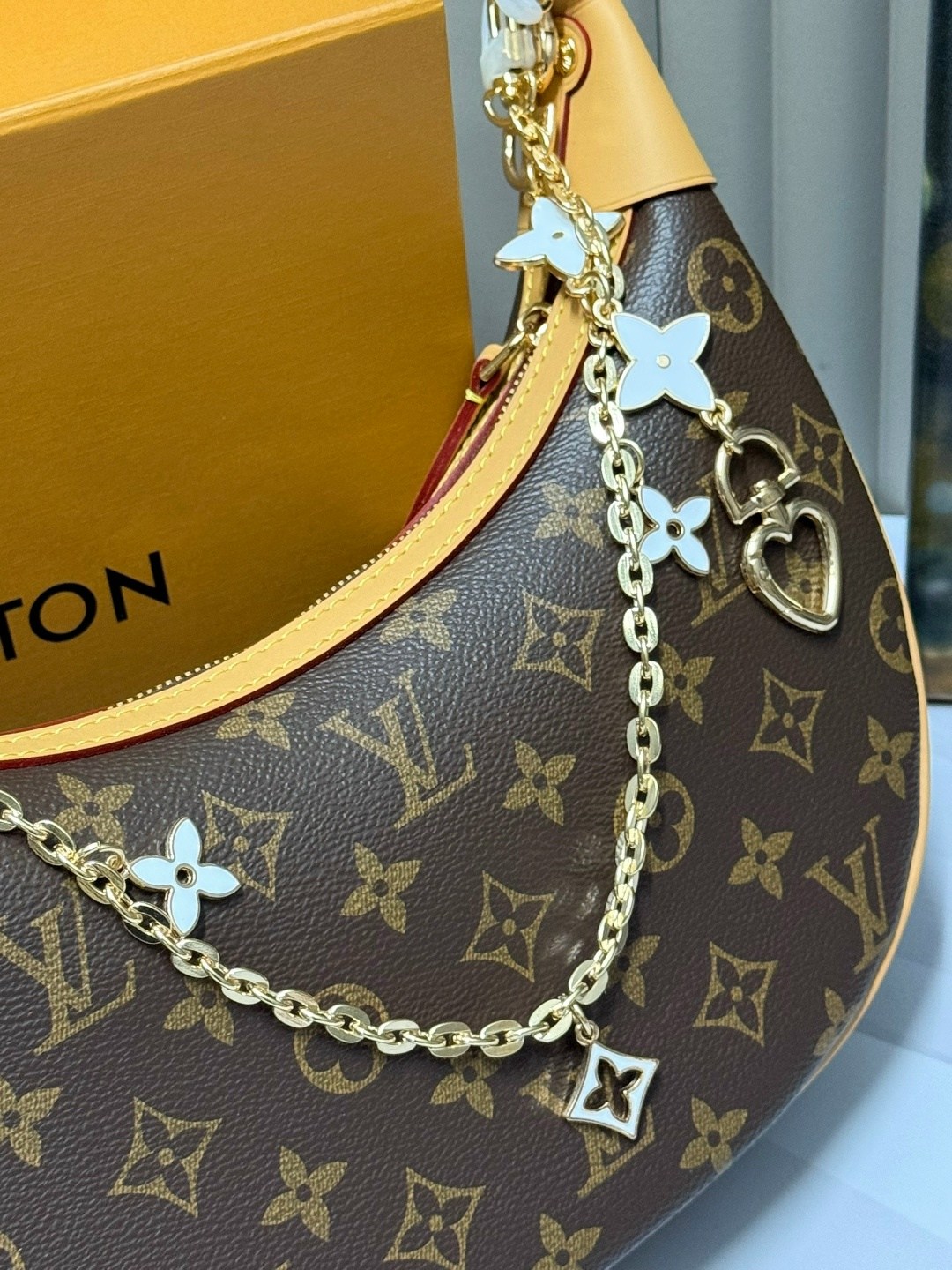 женская сумка louis vuitton,cумка louis vuitton,louis vuitton сумка на плечо,louis vuitton сумка полумесяц на плечо,louis vuitton bag
