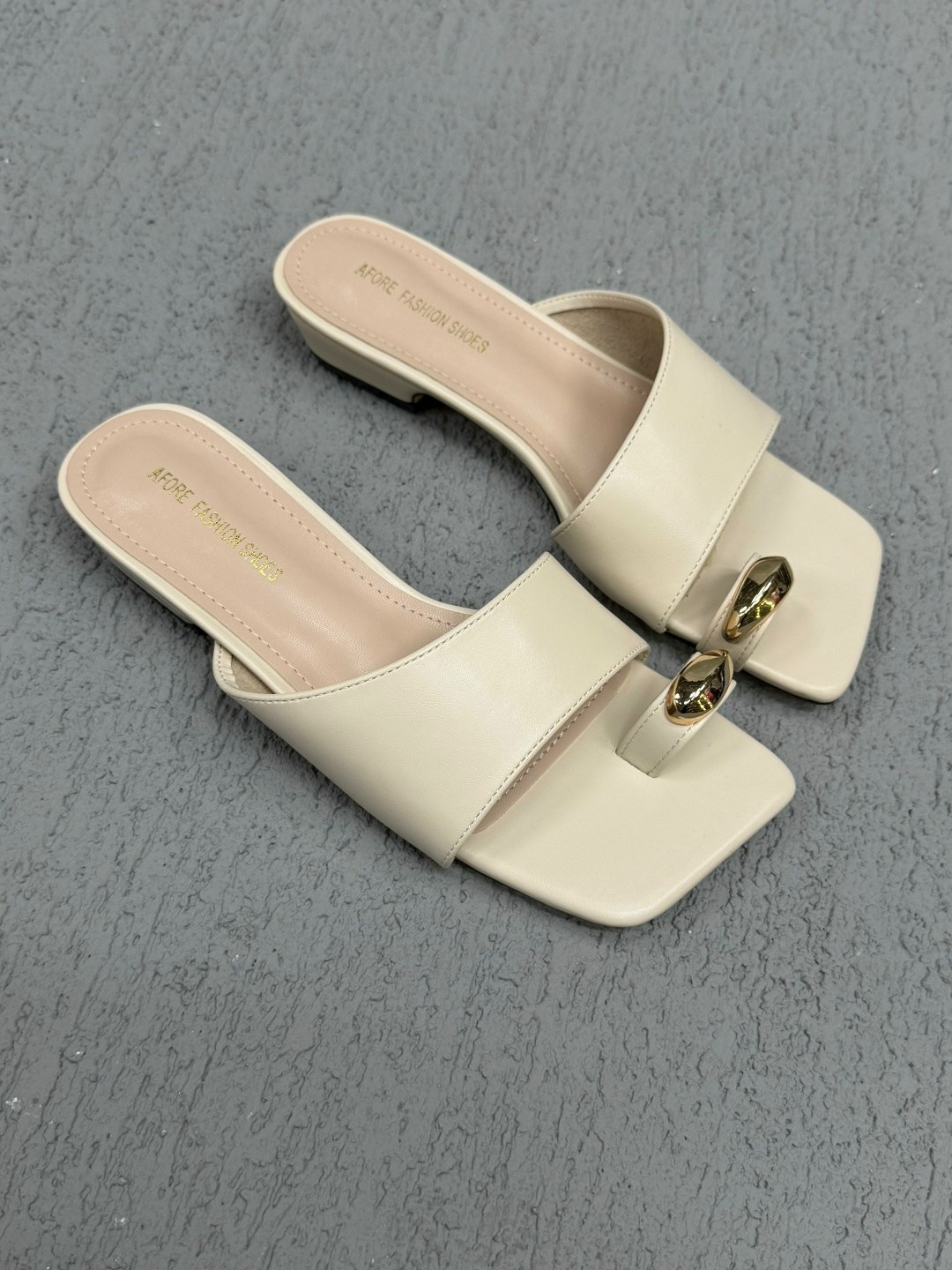 женские шлепанцы,,модные шлепанцы,шлепки женские,шлепанцы на плоской подошве