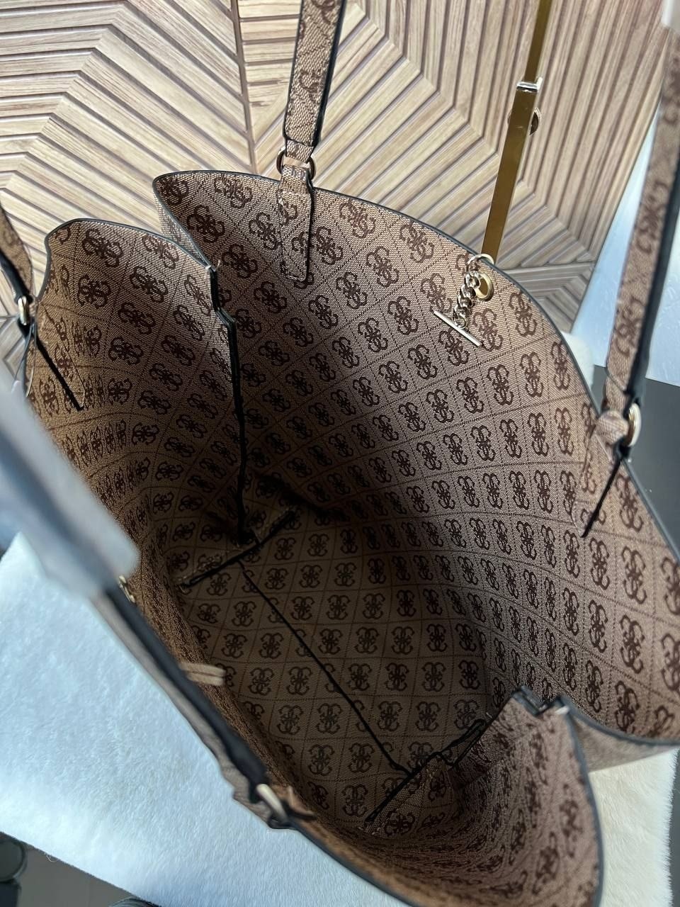 сумка шоппер guess,женская сумка guess,сумка guess,сумка шоппер meridian girlfriend guess,сумка с ручками guess meridian girlfriend satchel hwsg8778060 темно-бежевый