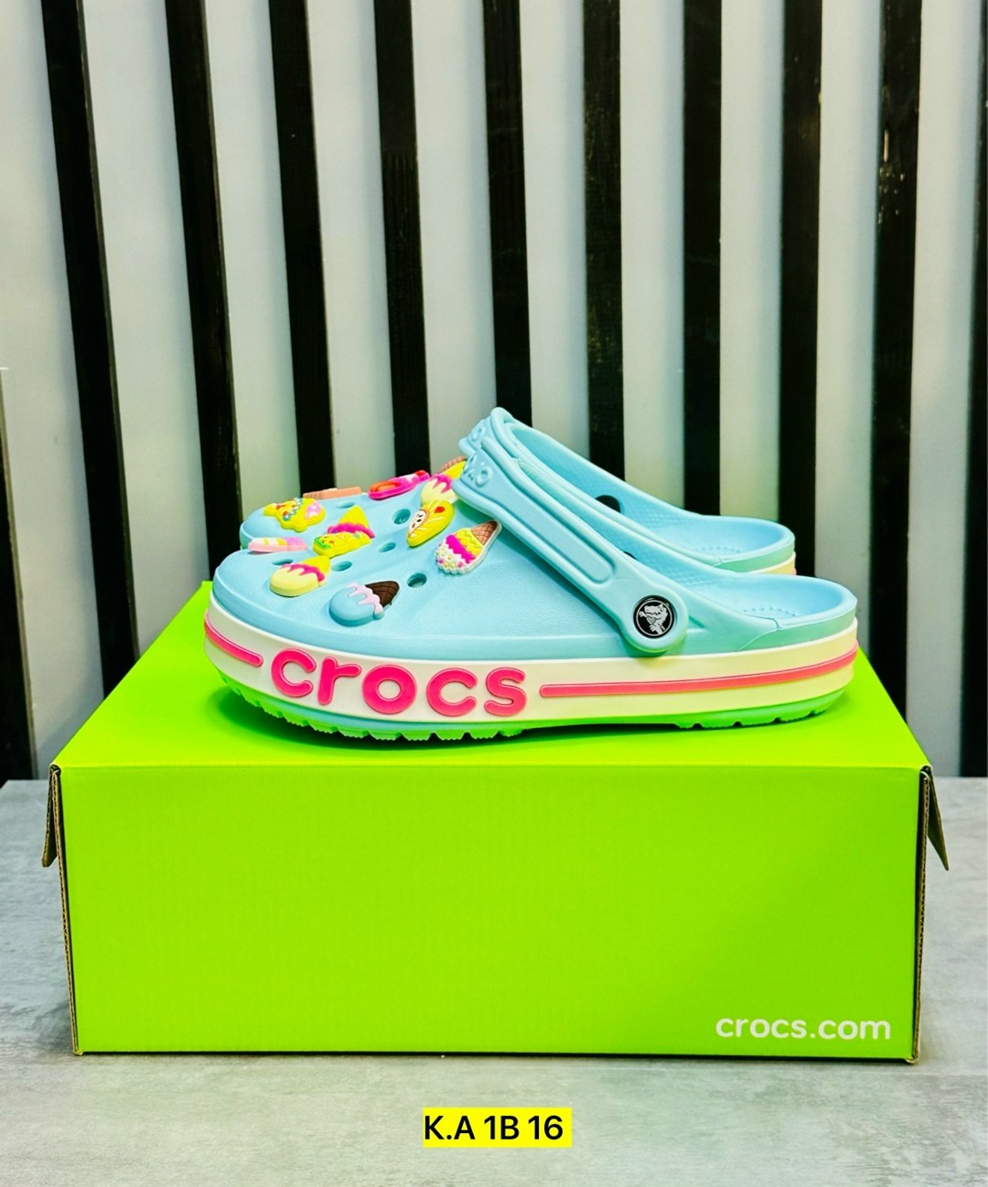 шлепанцы крокс,кроксы ,кроксы детские с джибитсами,crocs jibbitz charms,кроксы женские