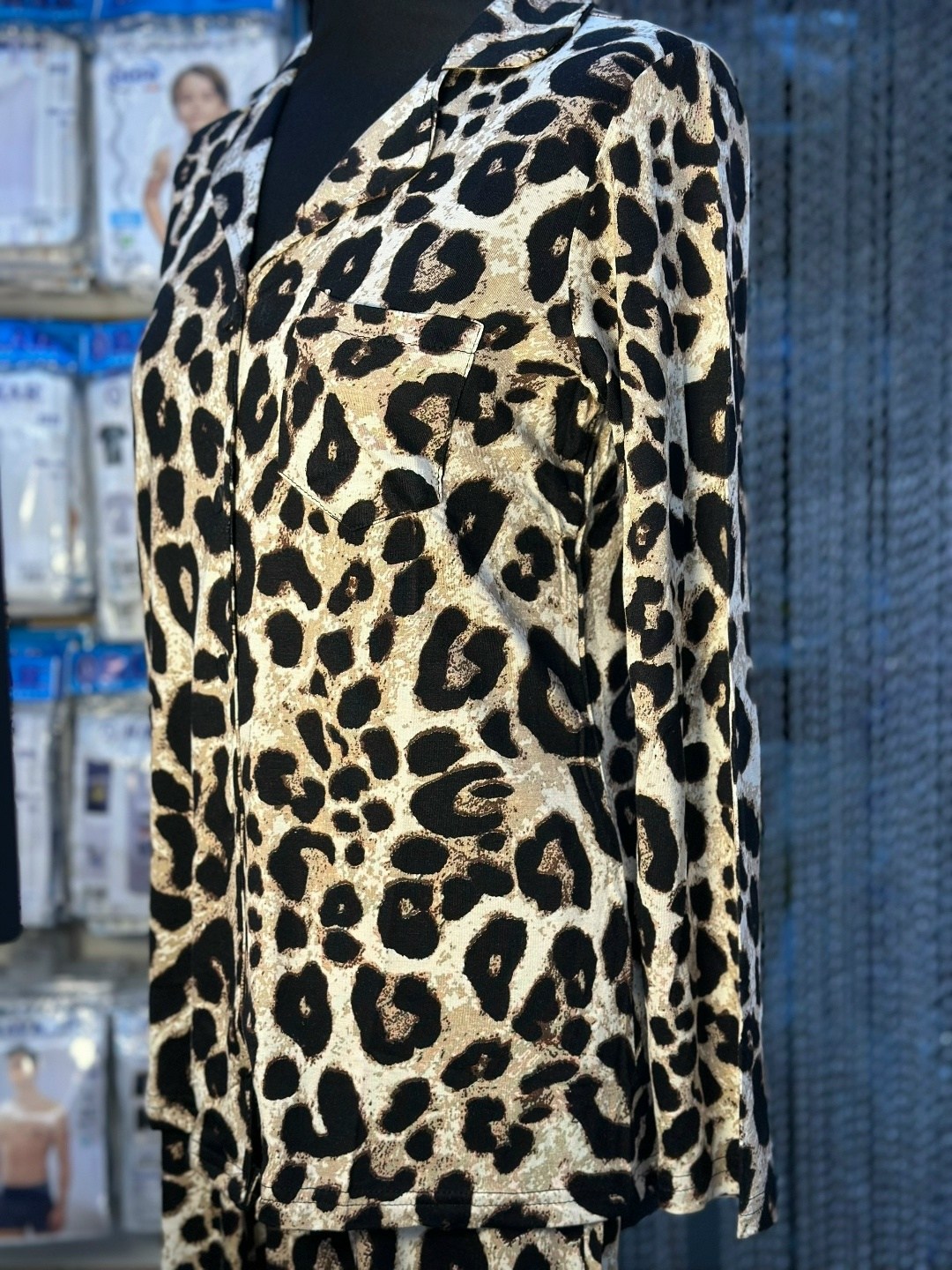 брюки с леопардовым принтом,пижама victoria s secret леопард,пижама леопардовая со штанами,пижама леопард,леопардовая пижама с брюками aruelle susan кофейный xs