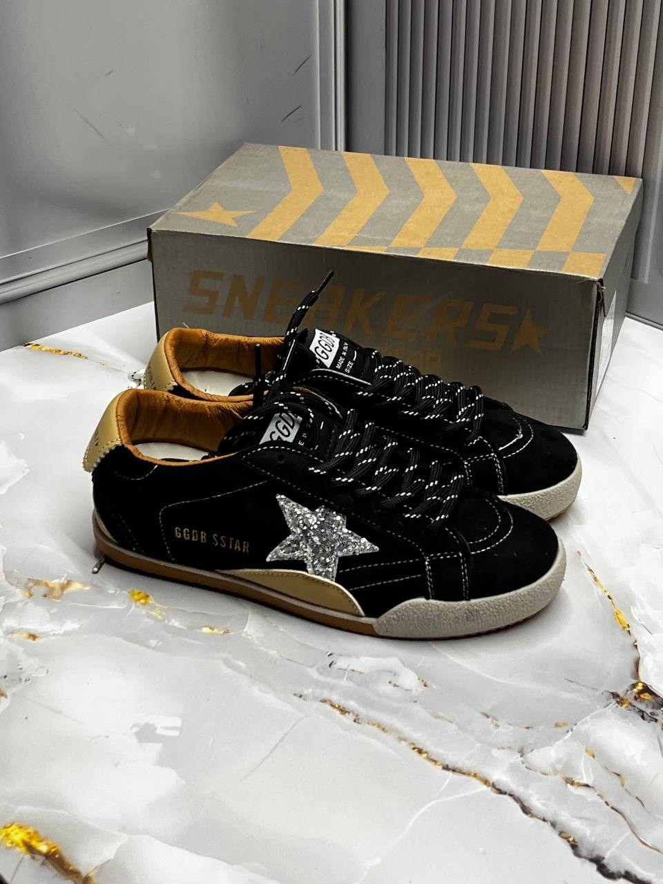 замшевые низкие кеды ballstar с аппликацией в виде звезд golden goose черный,кроссовки golden goose,кеды golden goose,кеды super-star с блестками golden goose черный,