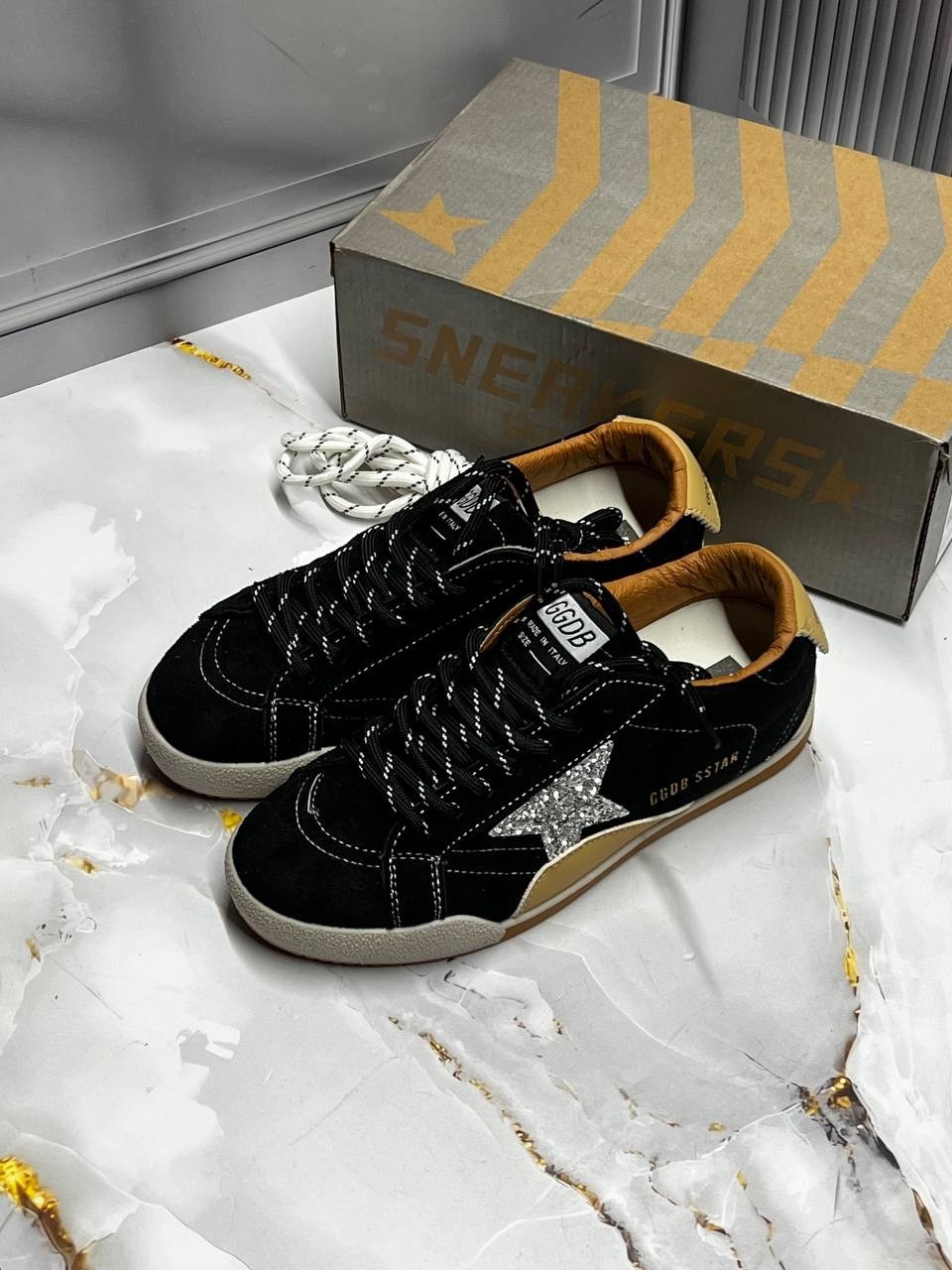 замшевые низкие кеды ballstar с аппликацией в виде звезд golden goose черный,кроссовки golden goose,кеды golden goose,кеды super-star с блестками golden goose черный,