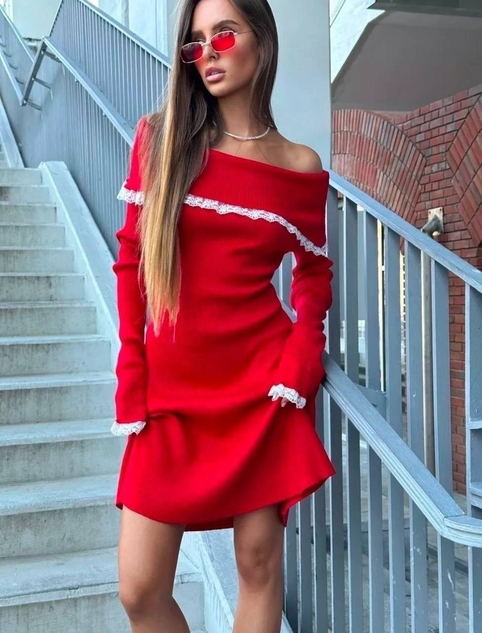 женское трикотажное платье с открытыми плечами,трикотажное платье с открытыми плечами,платье вязаное с открытыми плечами,платье с открытыми плечам,платье трикотажное с открытым плечом