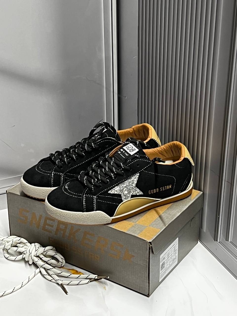 замшевые низкие кеды ballstar с аппликацией в виде звезд golden goose черный,кроссовки golden goose,кеды golden goose,кеды super-star с блестками golden goose черный,