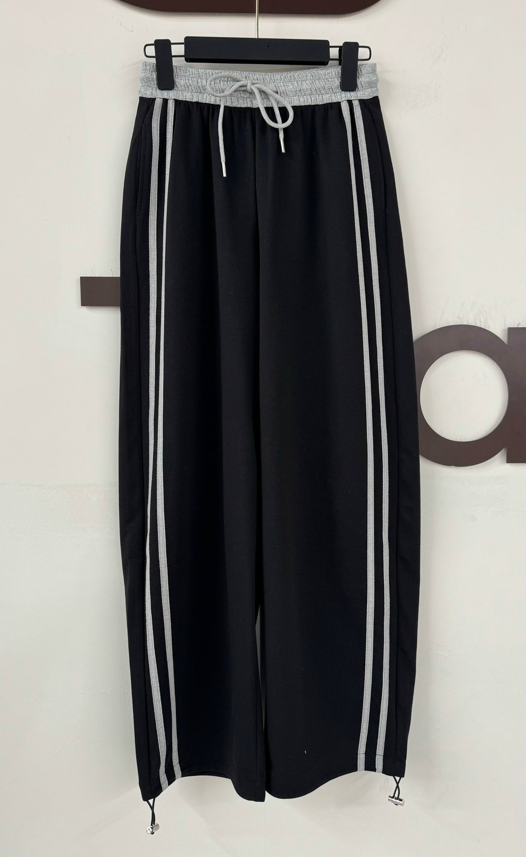 брюки карго с лампасами широкие y2k styfash,штаны y2k спортивные с лампасами оверсайз серые,женские спортивные штаны,штаны спортивные,брюки оверсайз с лампасами широкие спортивные y2k